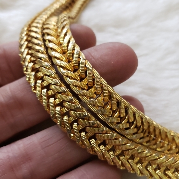 VINTAGE Goldtone Goddess Statement Snake Chain Collar Necklace - Picture 3 of 7